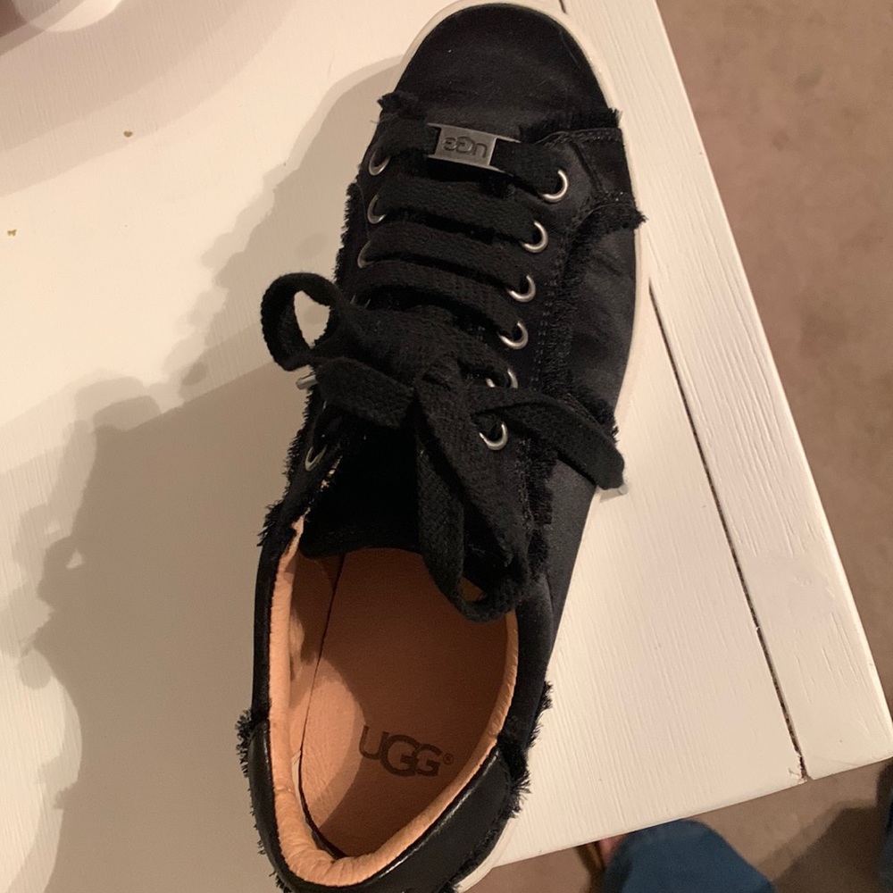 Ugg black shoes only worn 1 time 7 1/2
